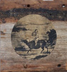 pojken spelar flöjt